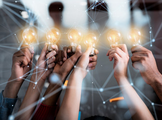 有什么校园+爱情+魔法+变身的日本动漫好看 最好像小女神花铃、玩偶游戏那样经典的动漫