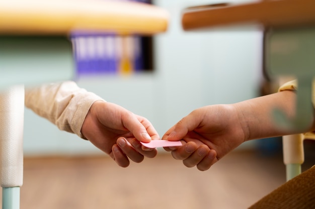 有什么校园+爱情+魔法+变身的日本动漫好看 最好像小女神花铃、玩偶游戏那样经典的动漫